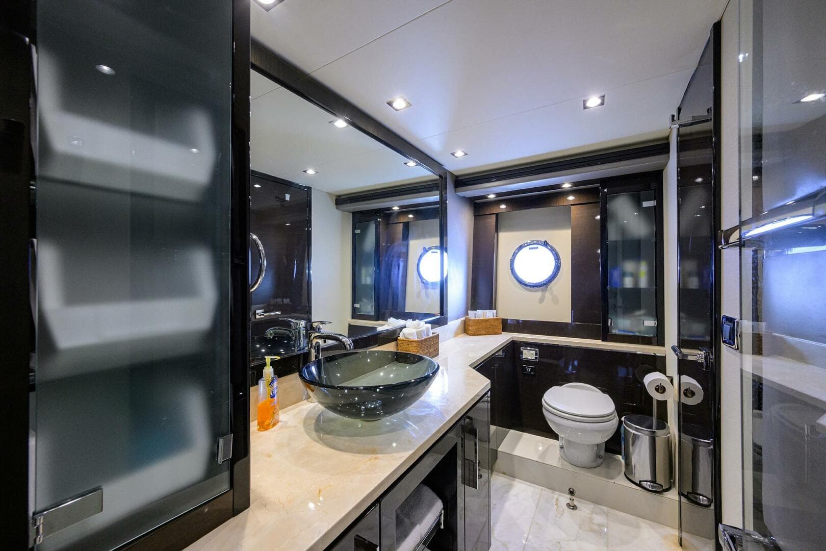 2016 Marquis 660 Sport Yacht — photo 11