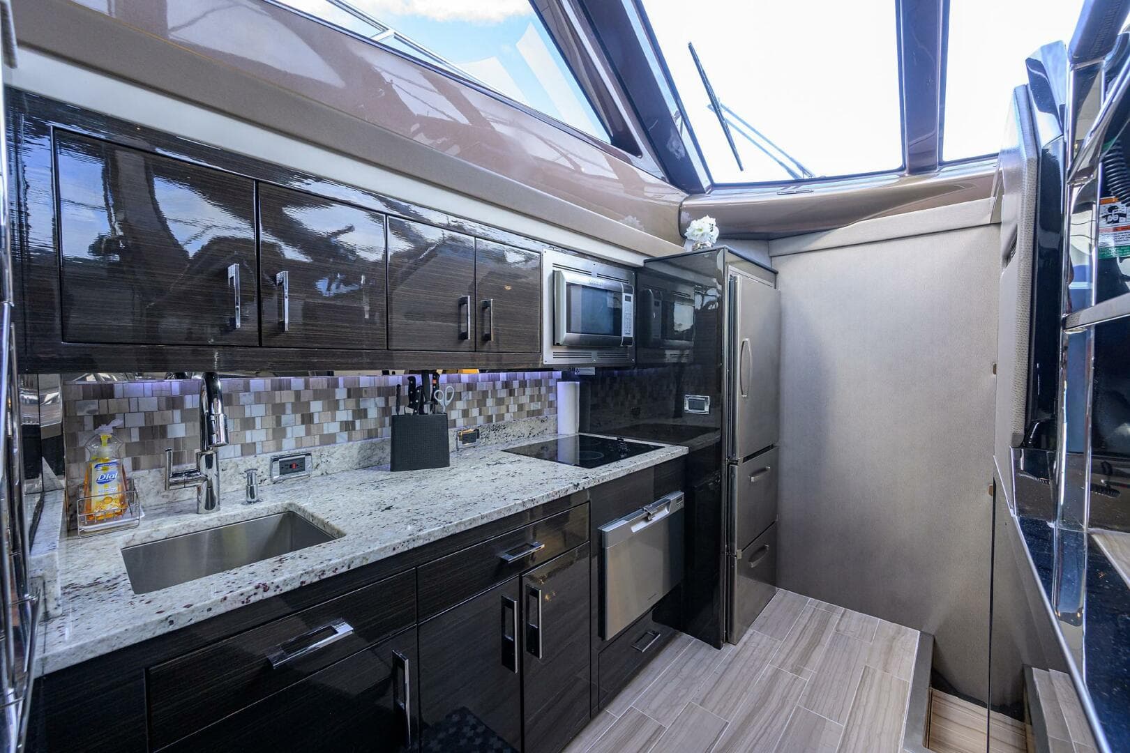 2016 Marquis 660 Sport Yacht — photo 6