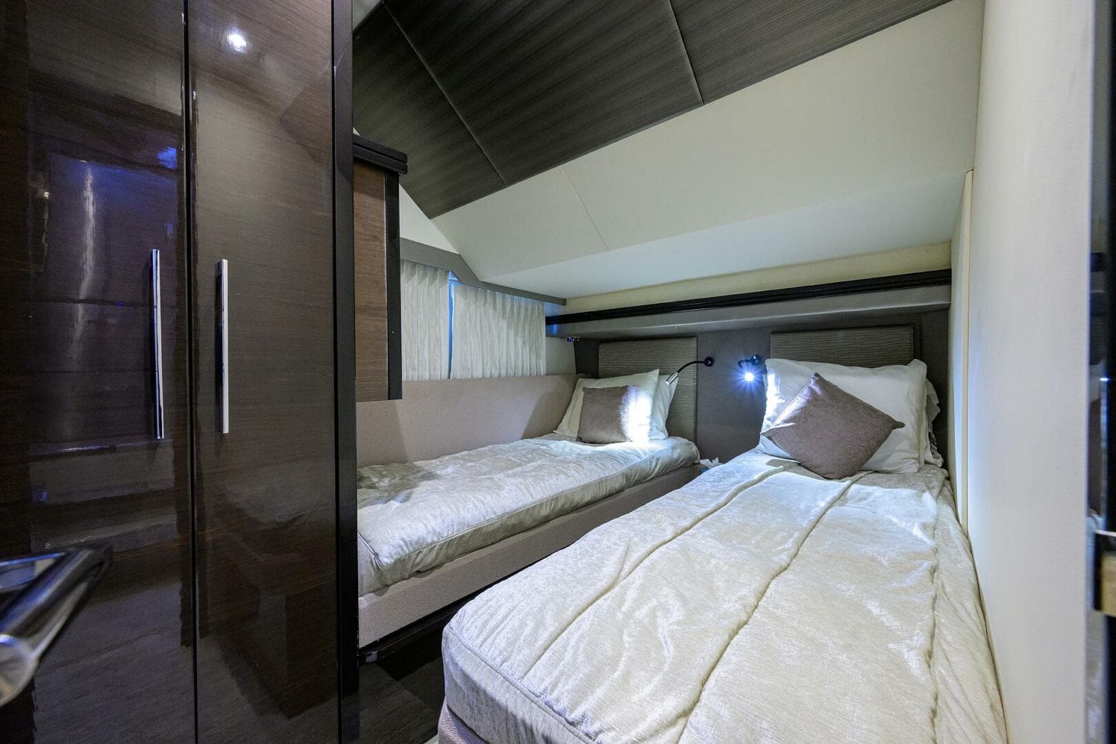 2016 Marquis 660 Sport Yacht — photo 17