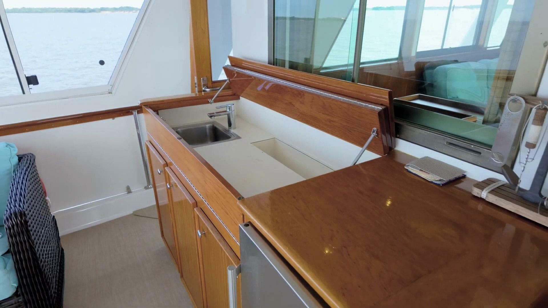 1980 Hatteras Motor Yacht — photo 13