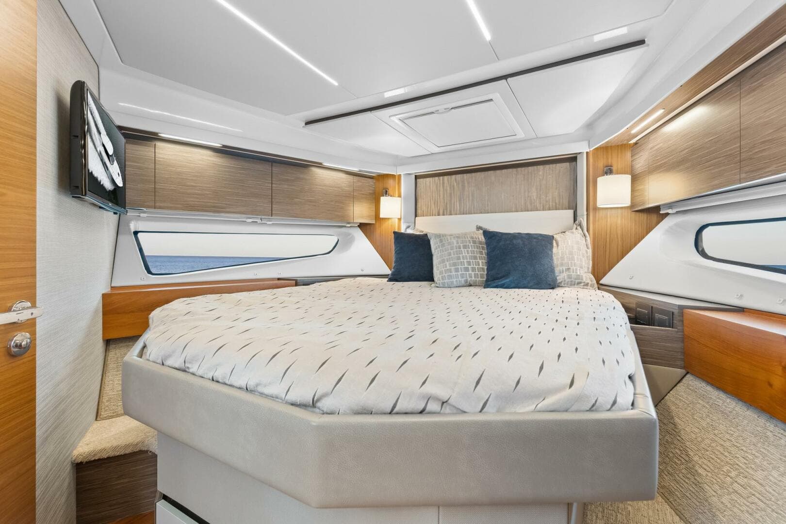 2019 Tiara Yachts C49 Coupe — photo 22