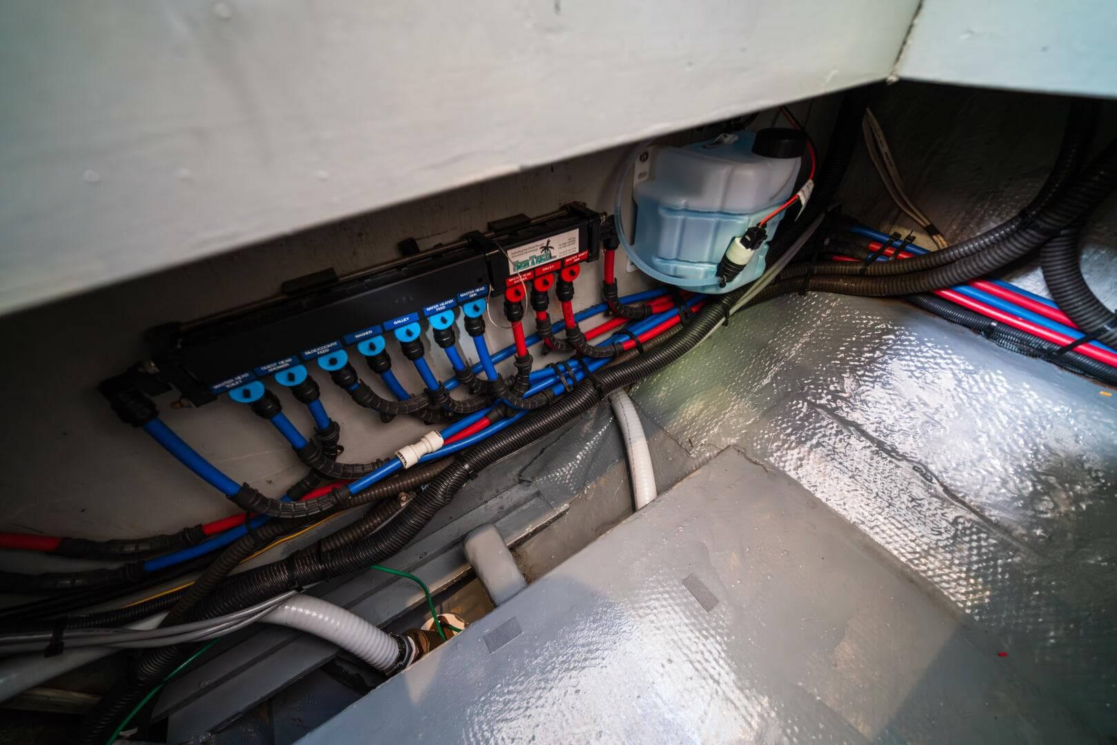 2003 Mainship 390 Trawler — photo 23