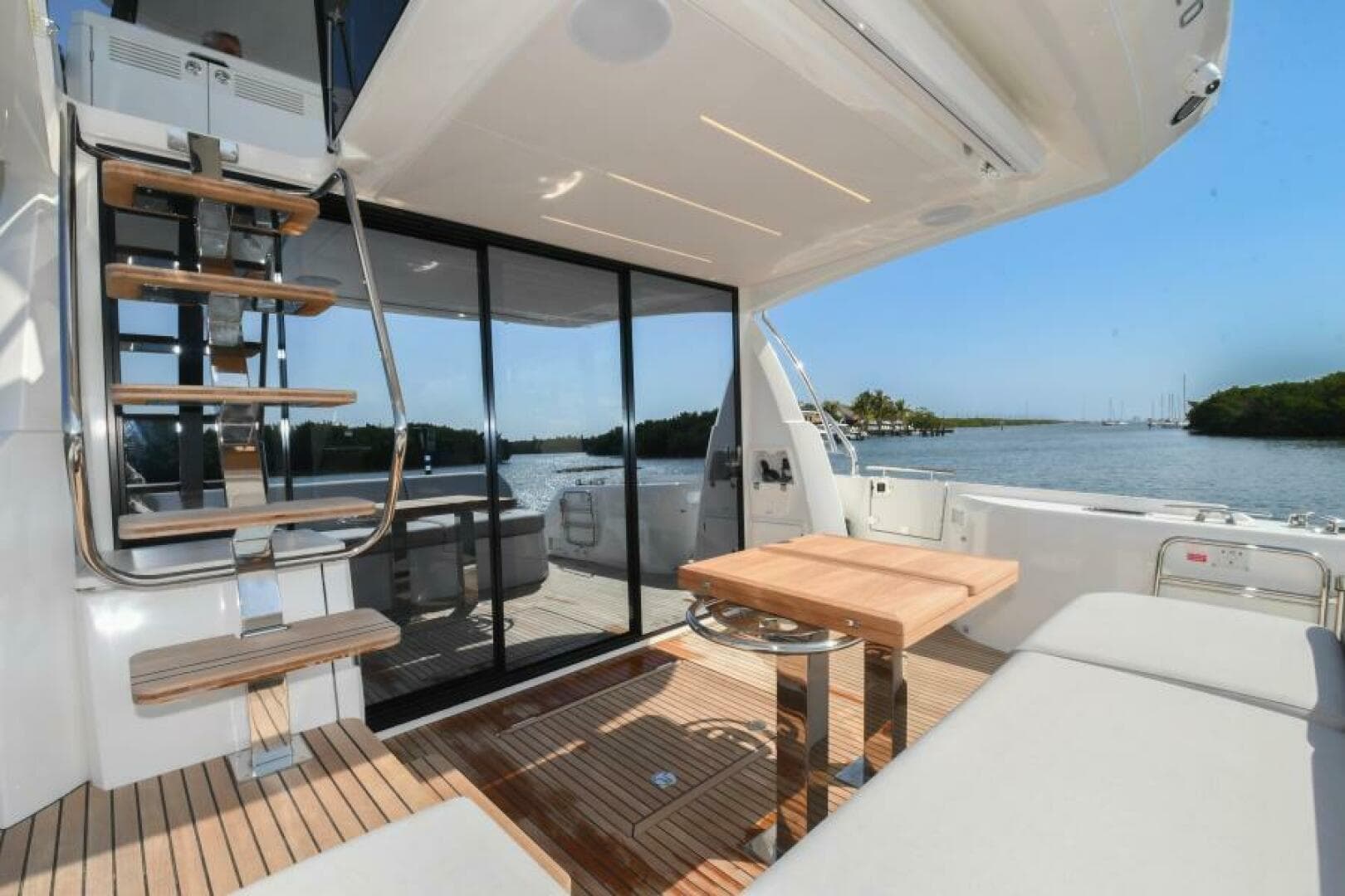 2023 Prestige 520 Flybridge — photo 2