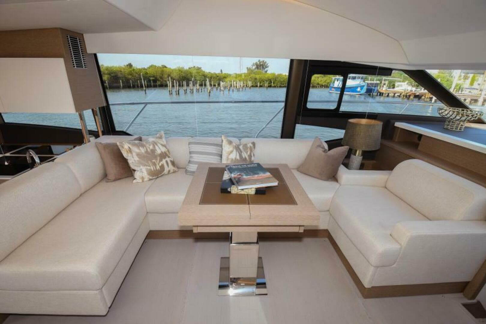 2023 Prestige 520 Flybridge — photo 6