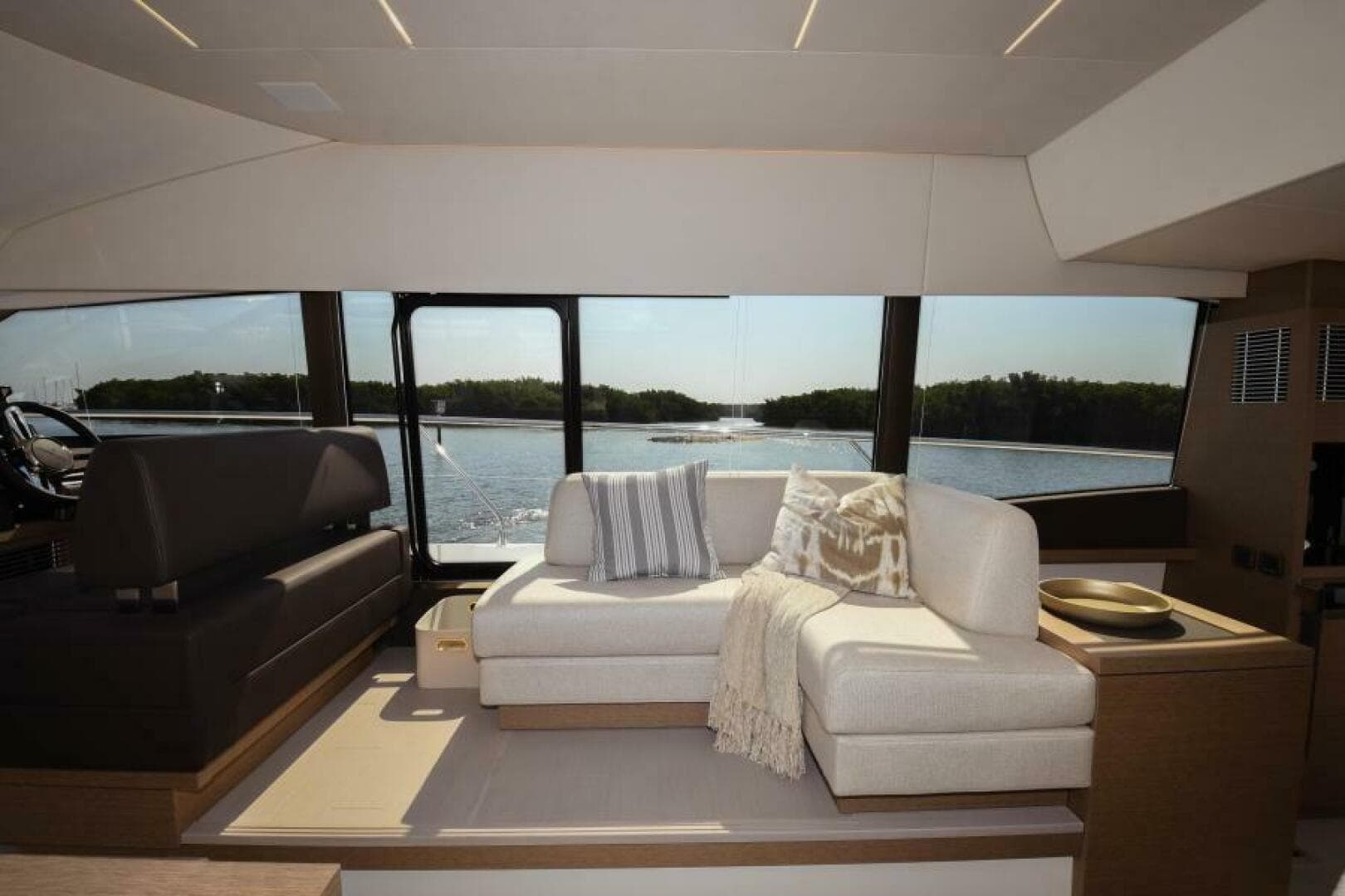2023 Prestige 520 Flybridge — photo 7