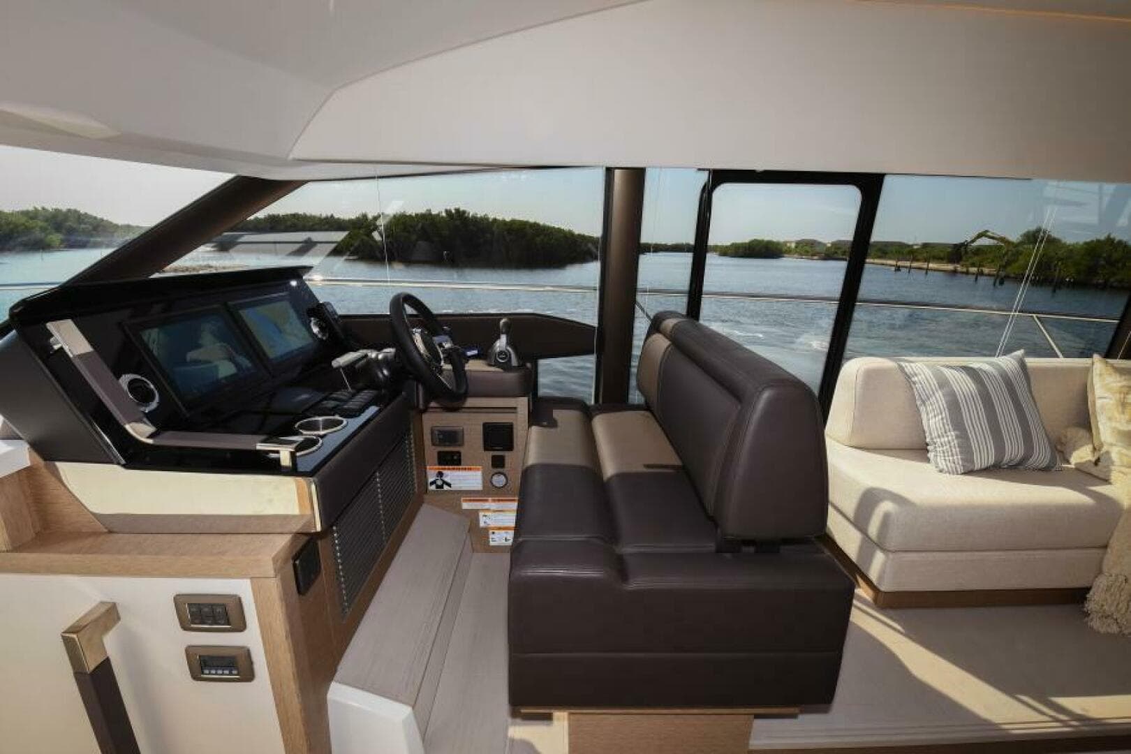 2023 Prestige 520 Flybridge — photo 4