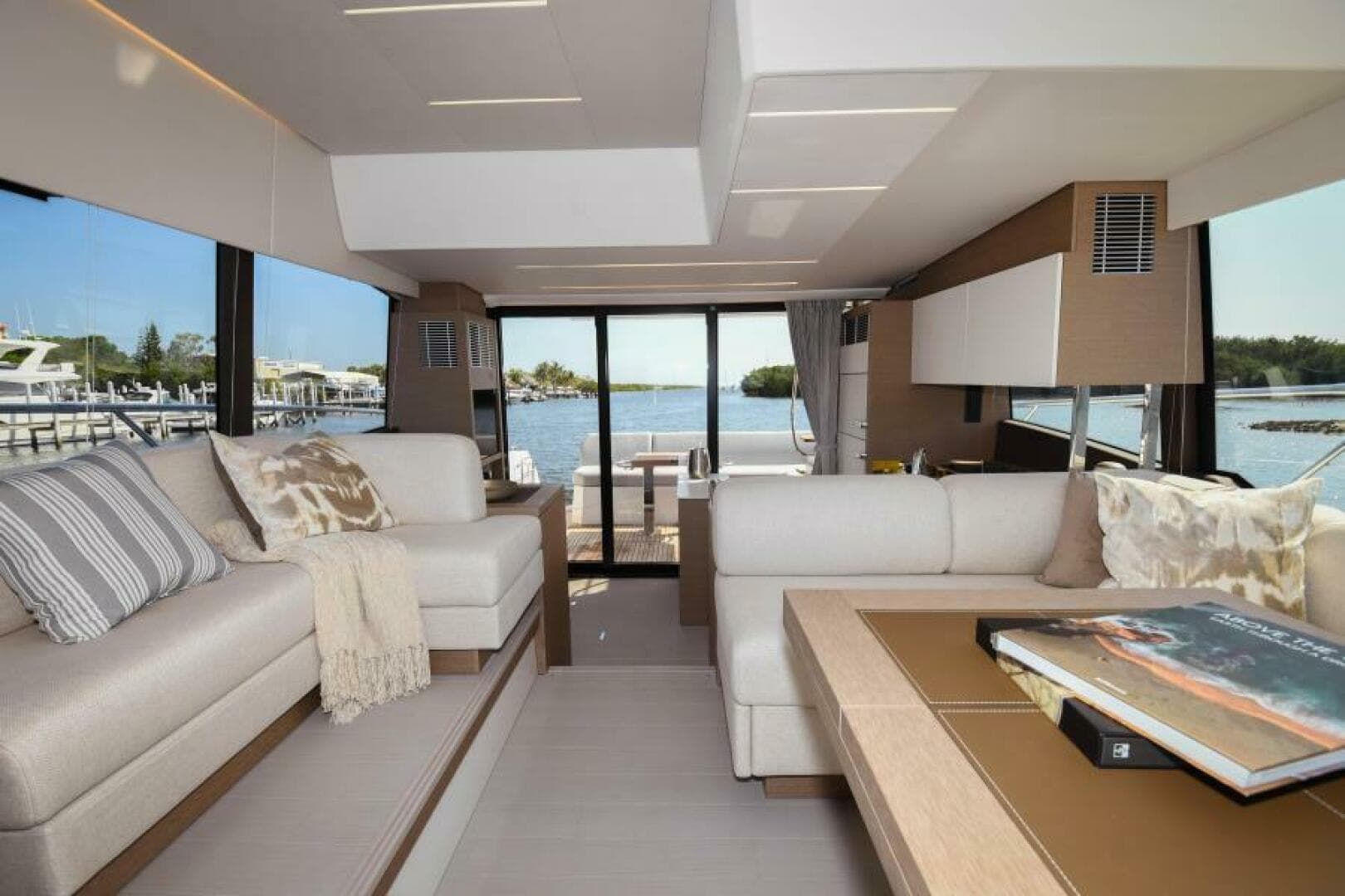 2023 Prestige 520 Flybridge — photo 3