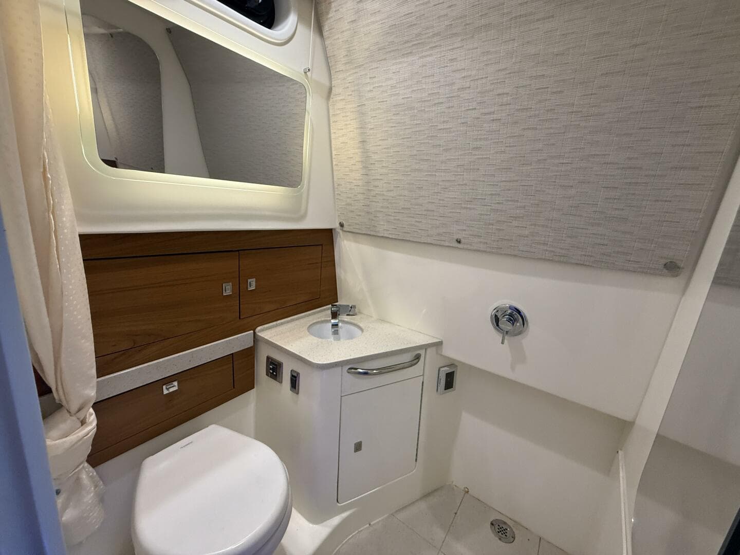 2020 Boston Whaler 420 Outrage — photo 22