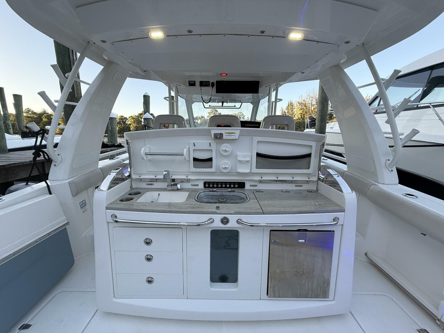 2020 Boston Whaler 420 Outrage — photo 8