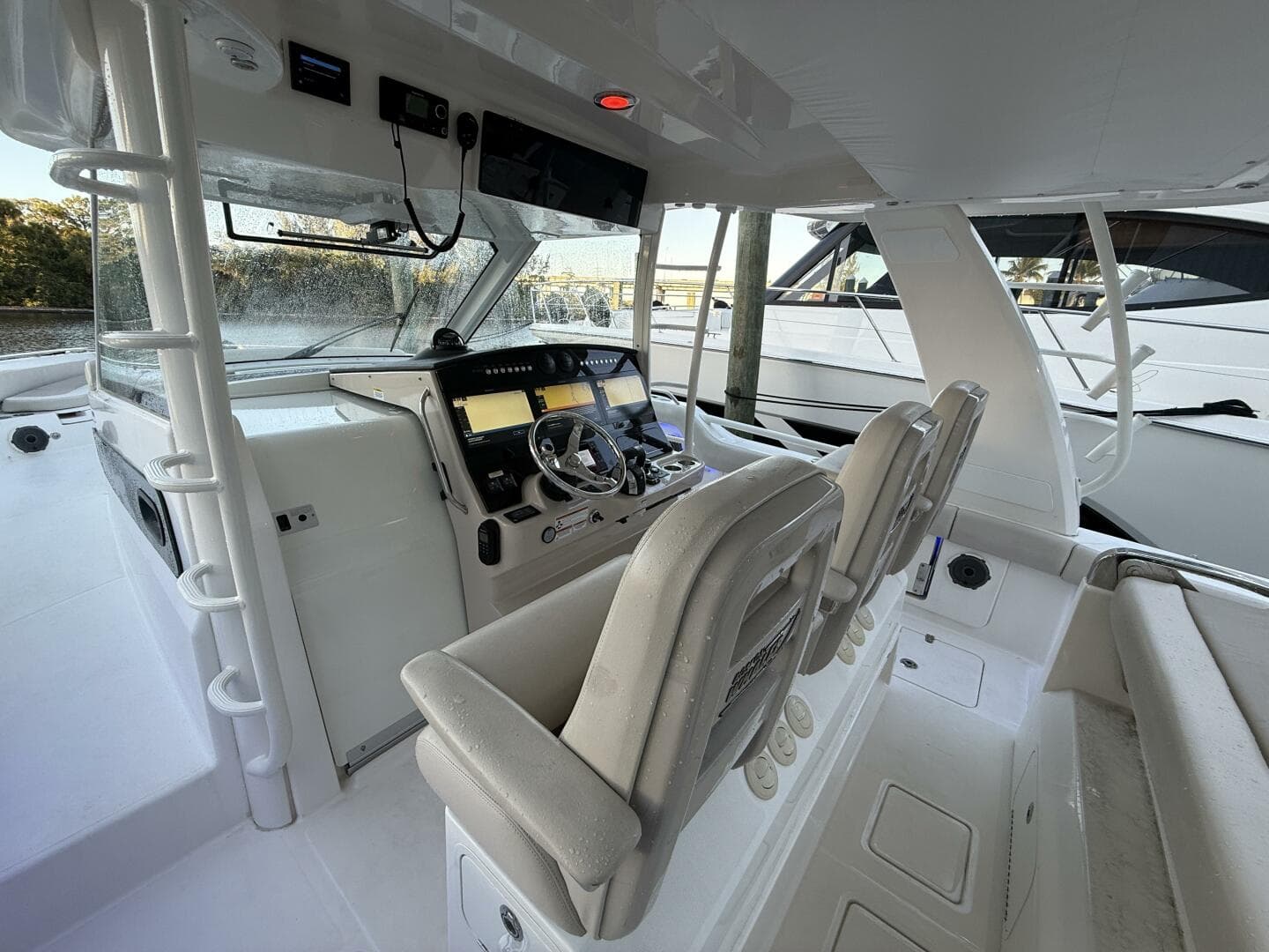 2020 Boston Whaler 420 Outrage — photo 11