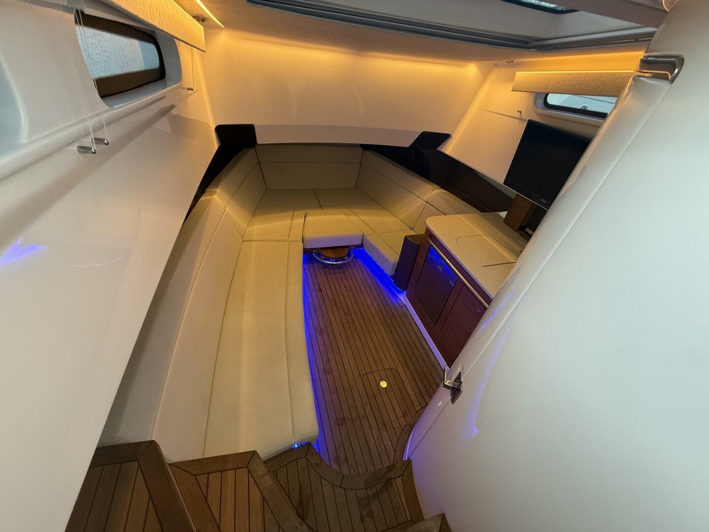 2020 Boston Whaler 420 Outrage — photo 18