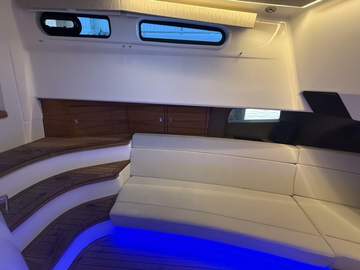 2020 Boston Whaler 420 Outrage — photo 19