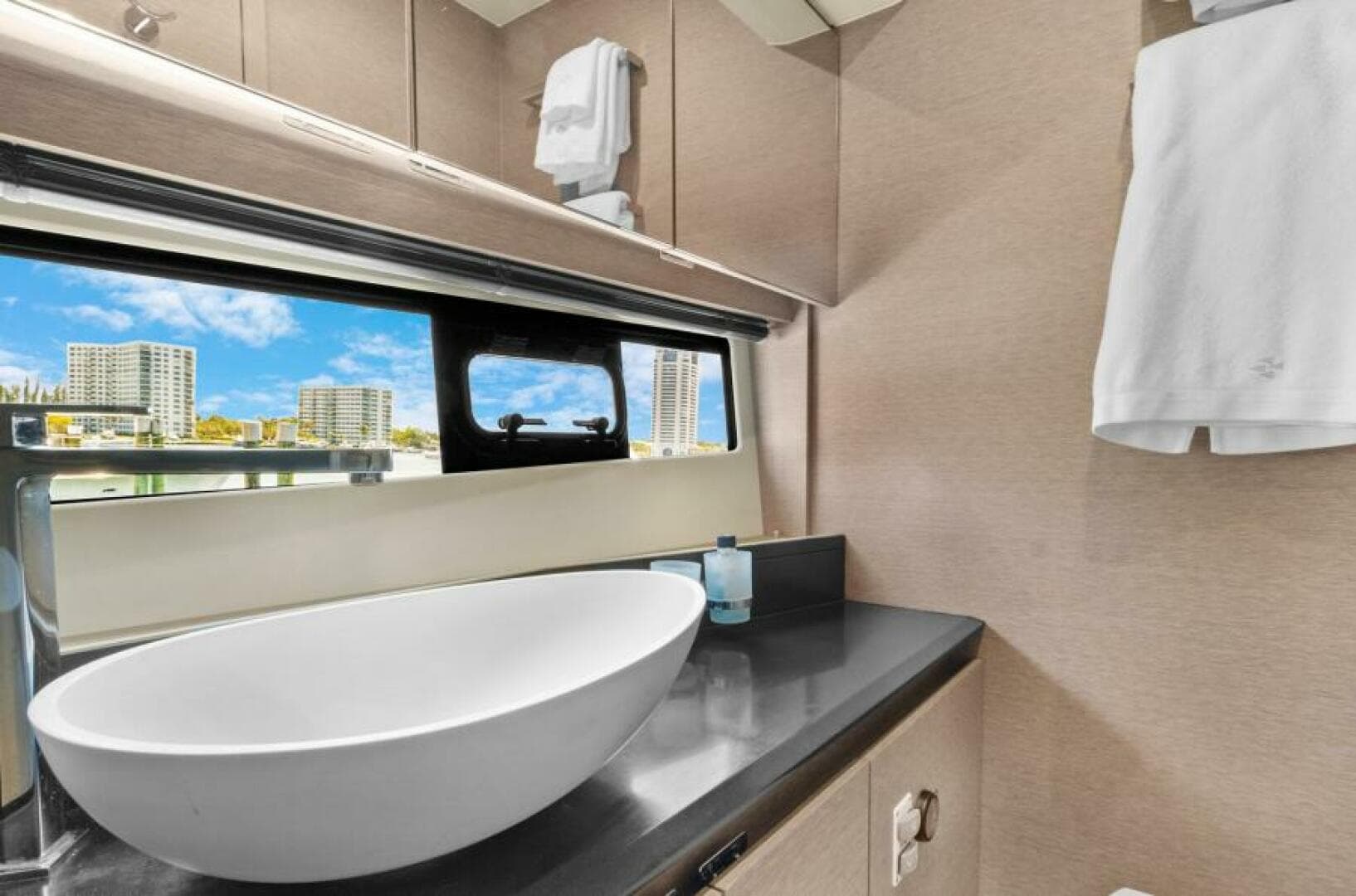 2020 Prestige 460S — photo 26