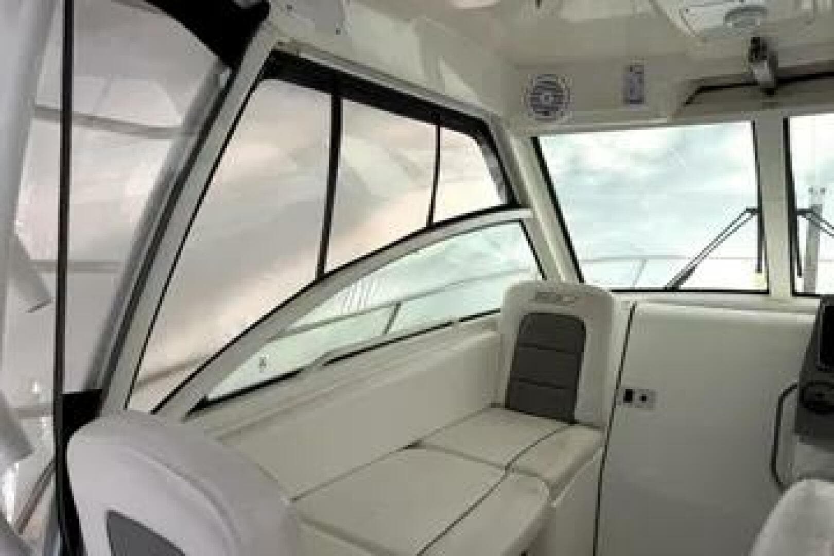 2014 Boston Whaler 285 Conquest — photo 9