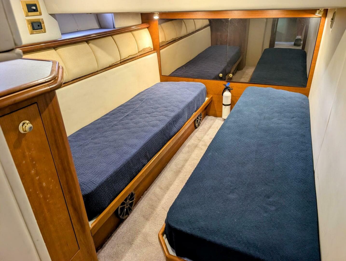 1999 Cruisers Yachts — photo 39