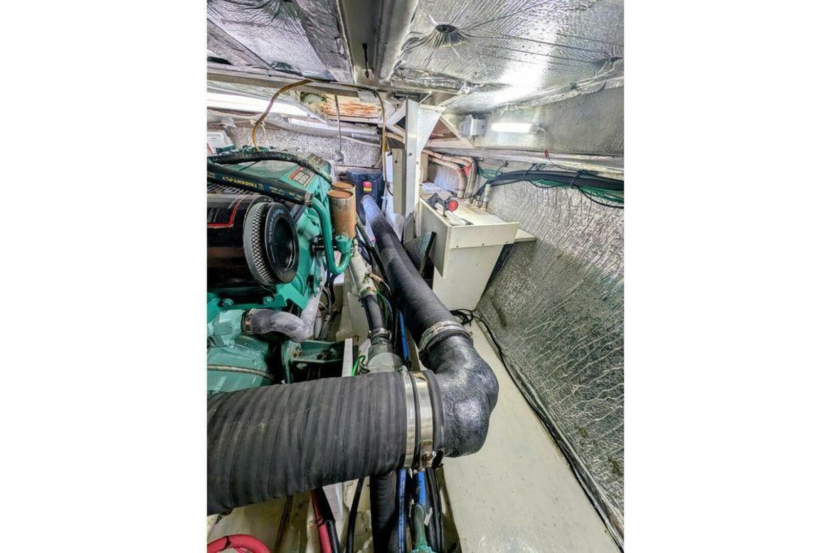 1999 Cruisers Yachts — photo 22