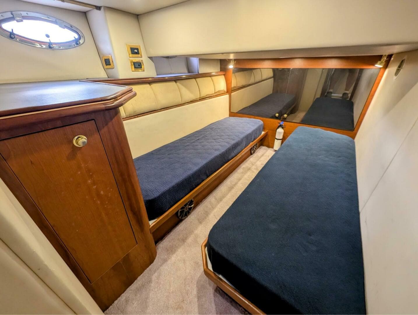 1999 Cruisers Yachts — photo 40