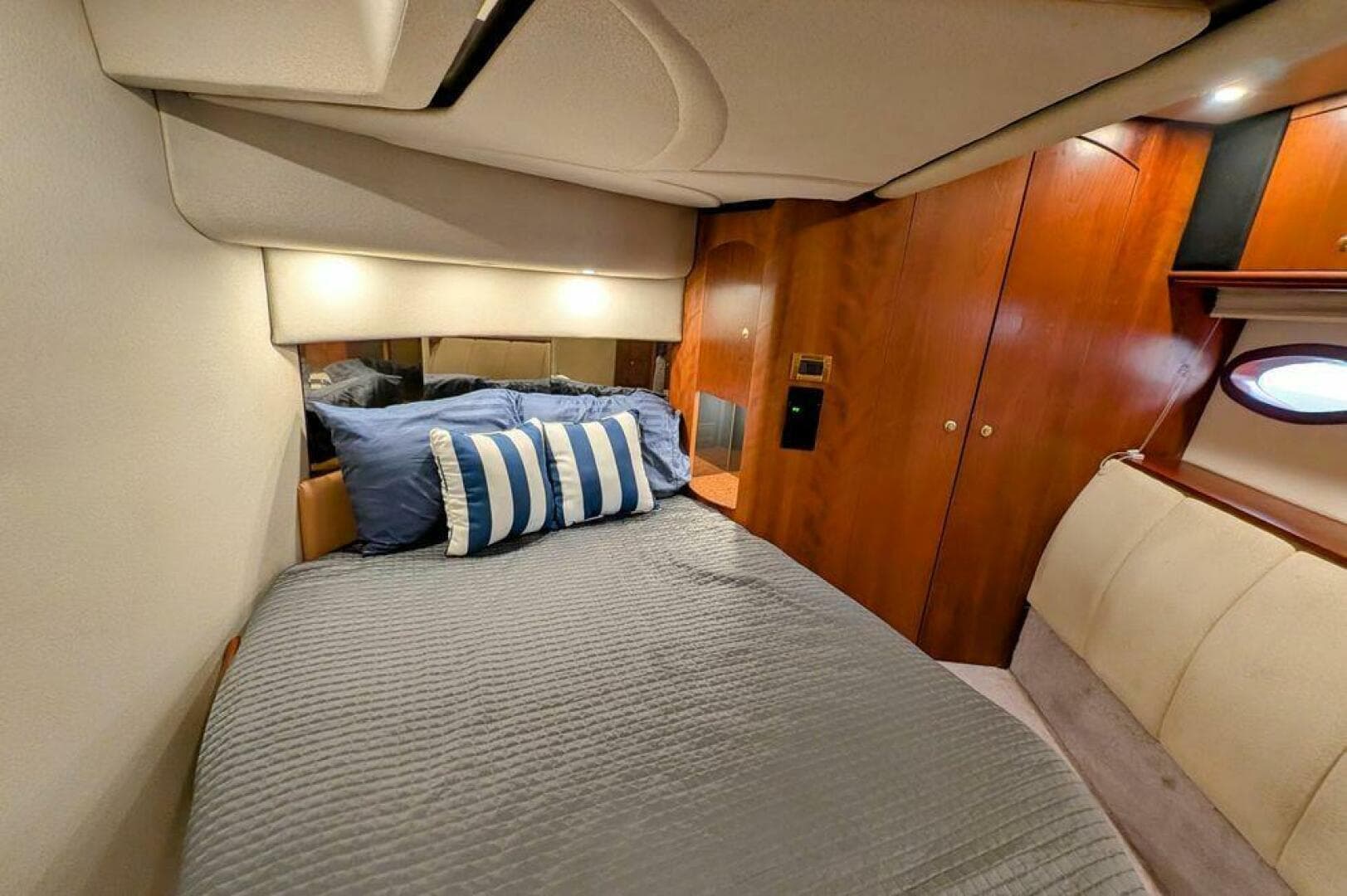 1999 Cruisers Yachts — photo 44