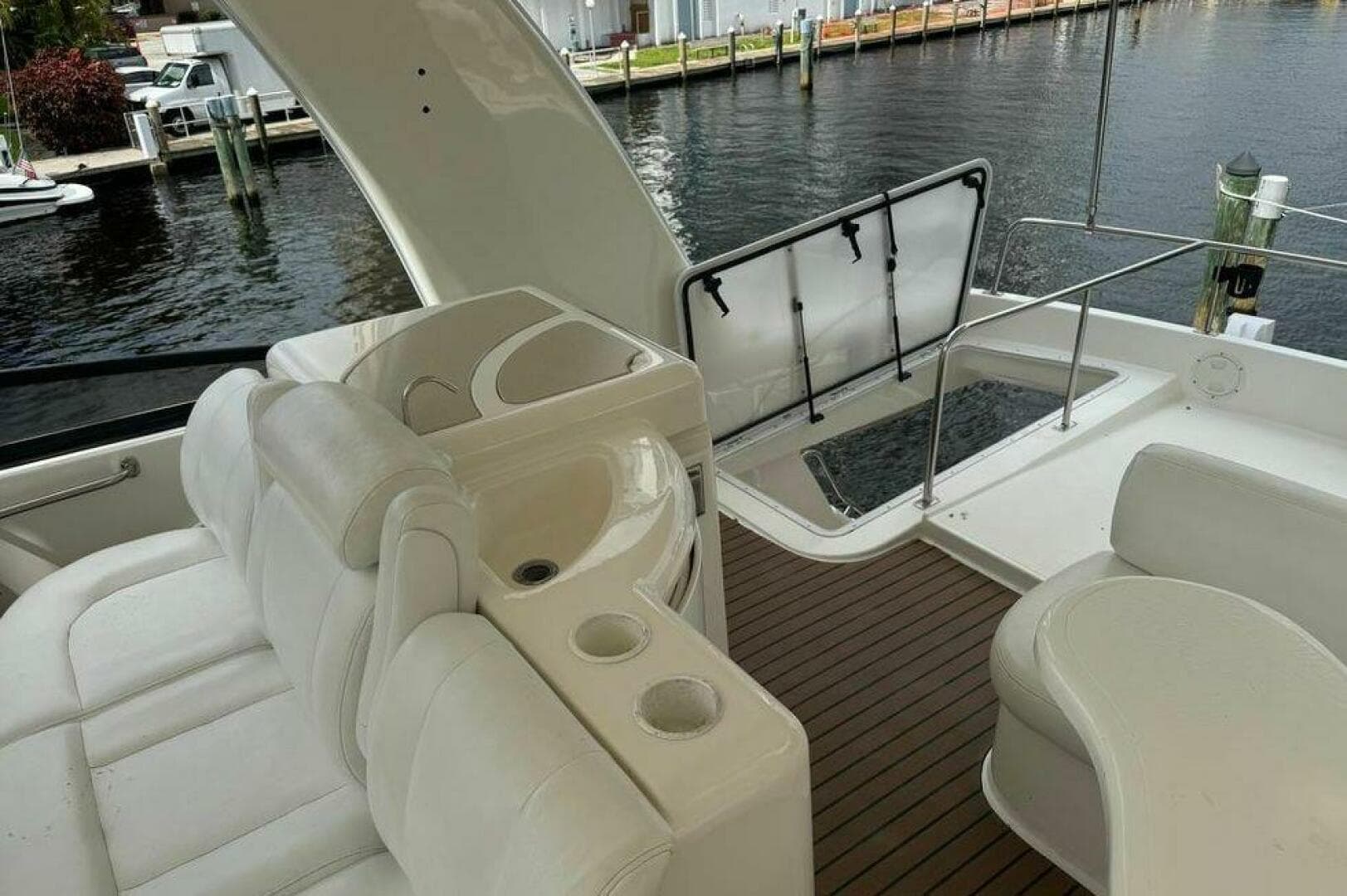 1999 Cruisers Yachts — photo 14