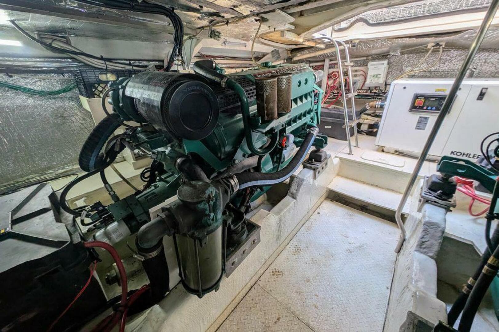 1999 Cruisers Yachts — photo 20