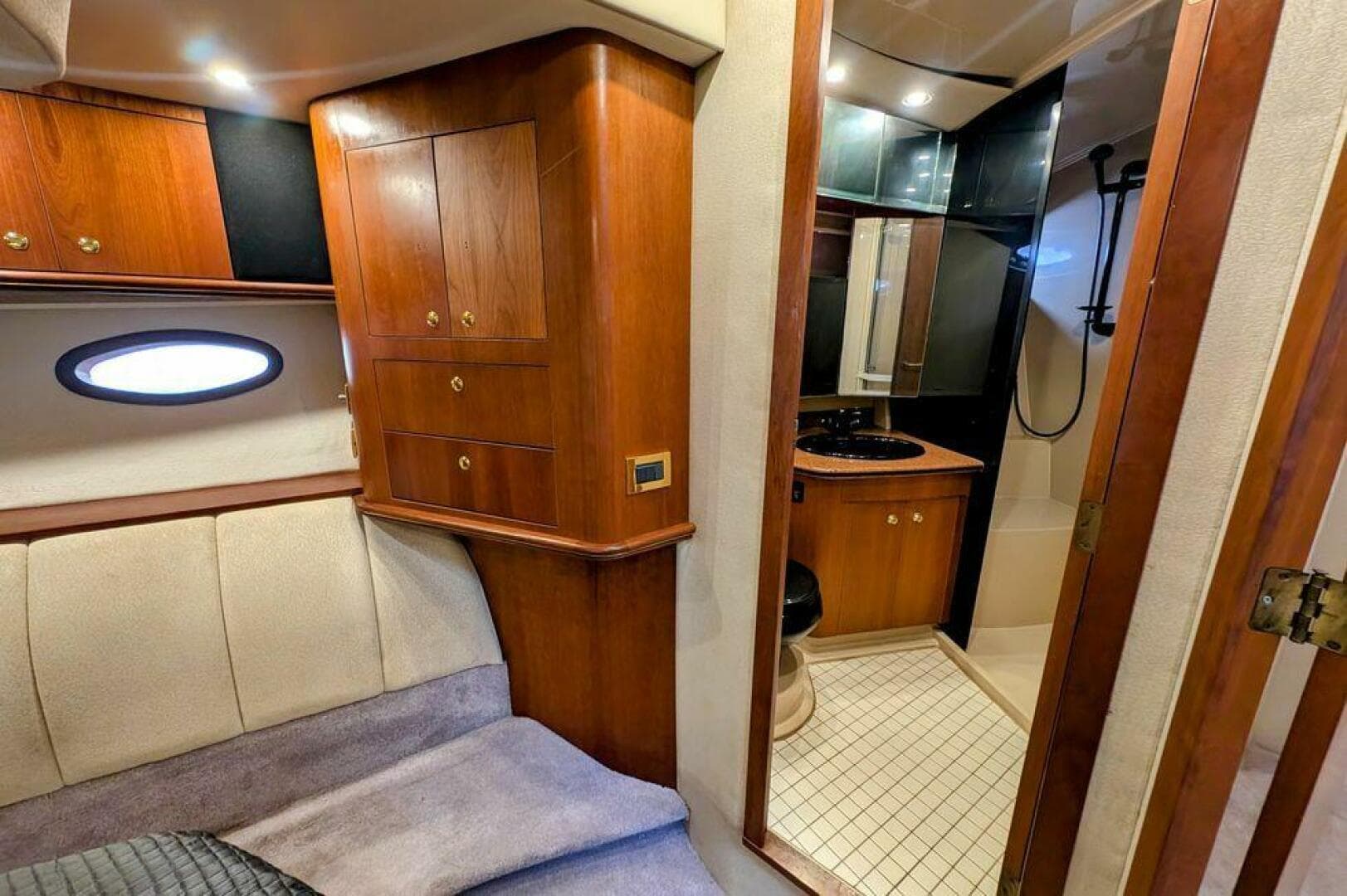 1999 Cruisers Yachts — photo 46