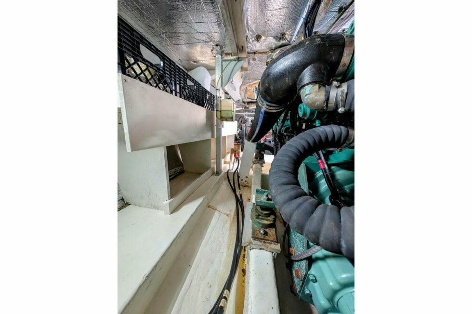 1999 Cruisers Yachts — photo 21