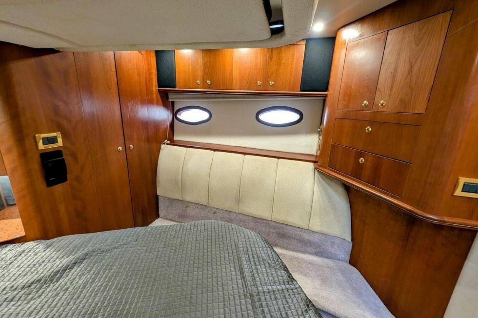 1999 Cruisers Yachts — photo 45