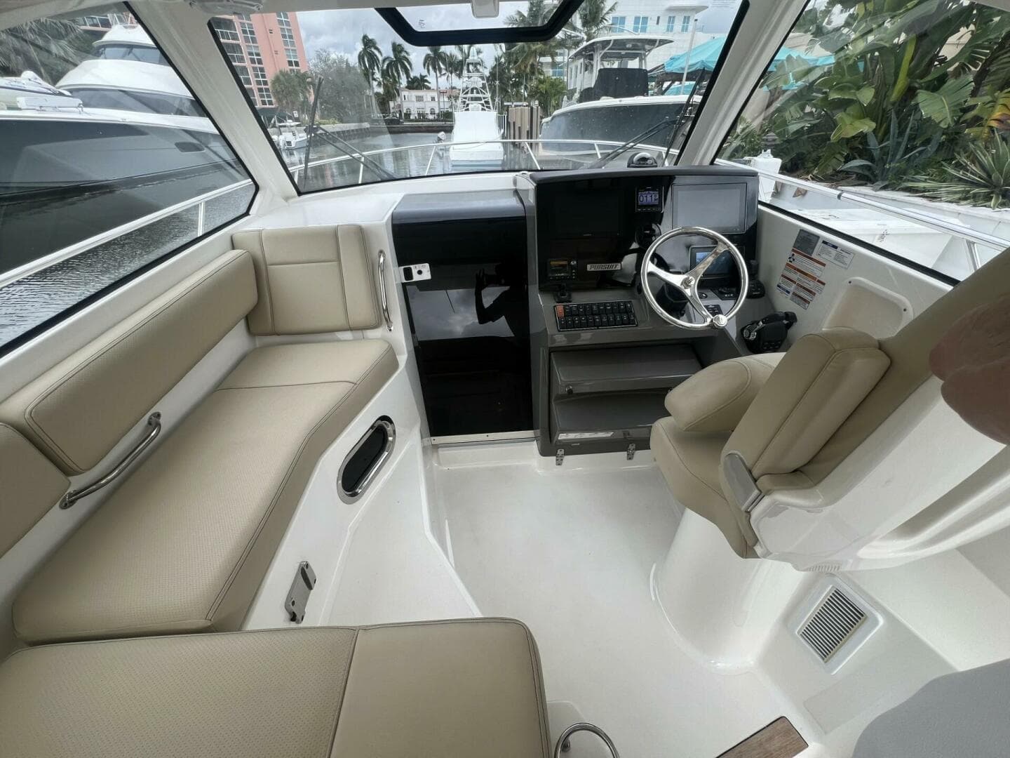 2020 Pursuit 325 OS — photo 9