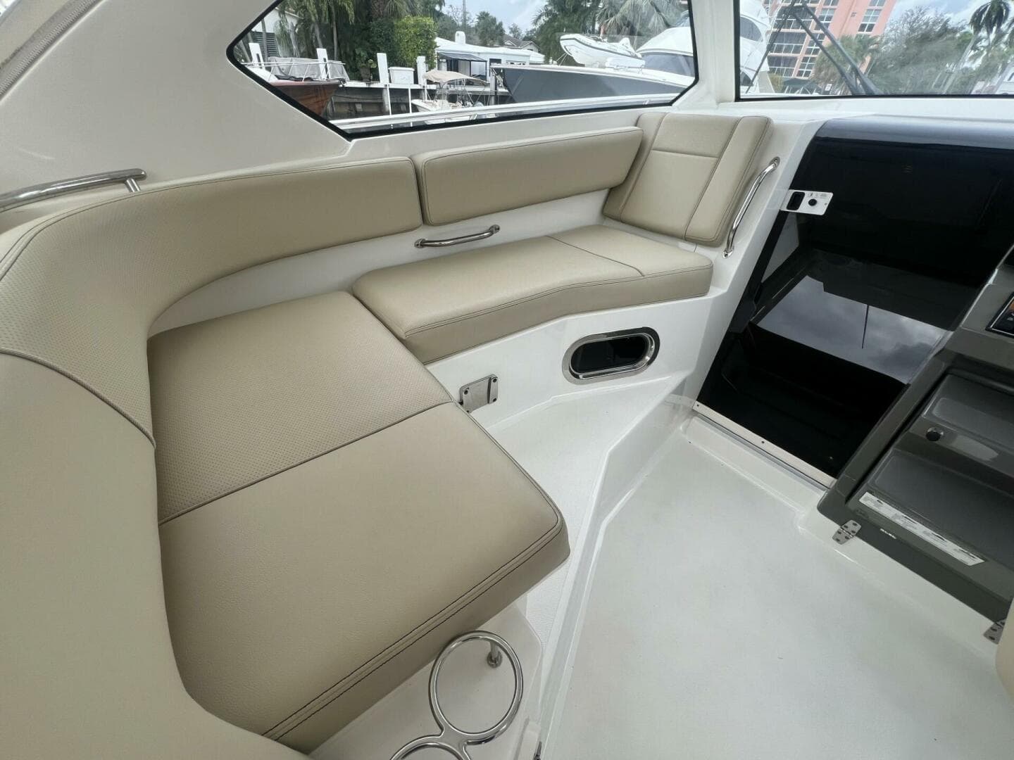 2020 Pursuit 325 OS — photo 7