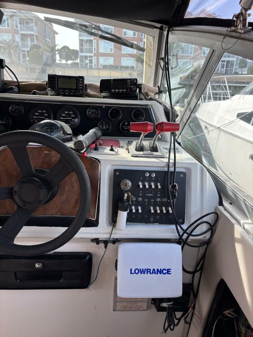 1989 Sea Ray 340 Sundancer — photo 17