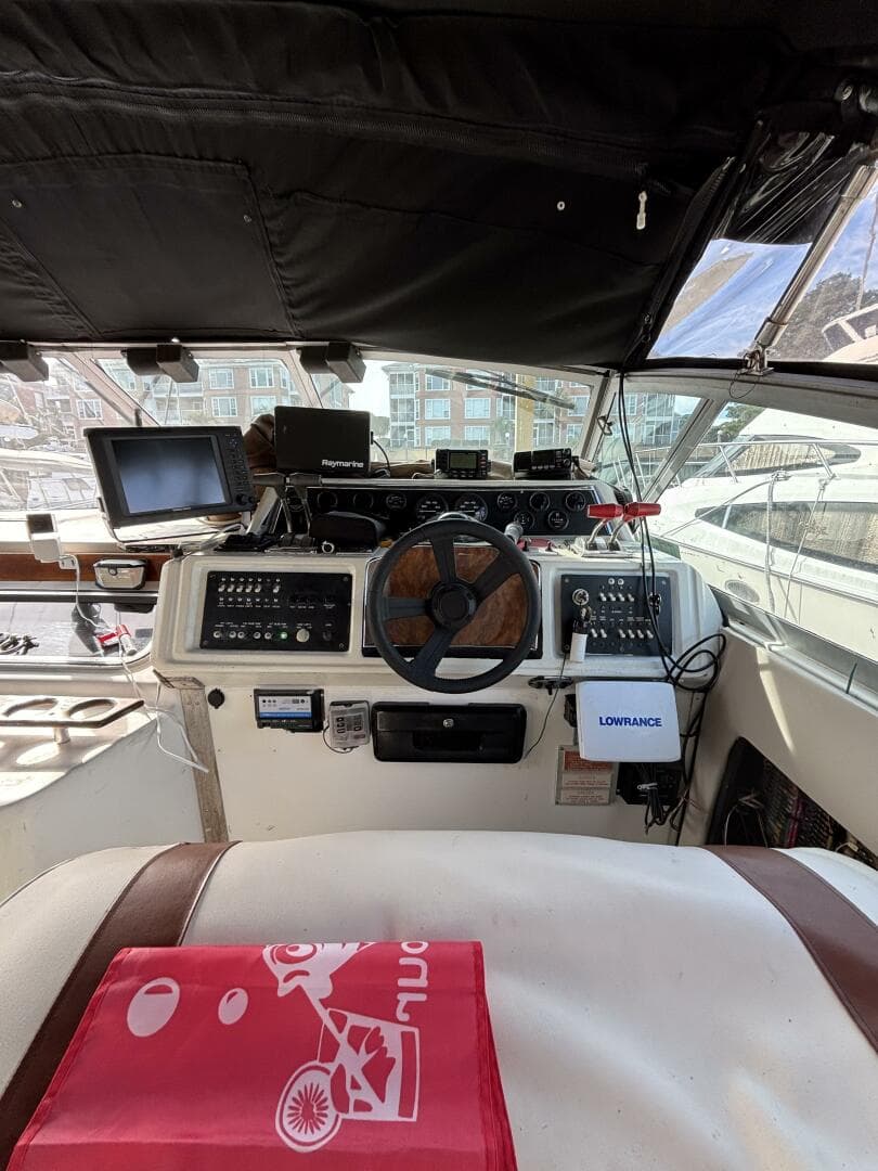 1989 Sea Ray 340 Sundancer — photo 16