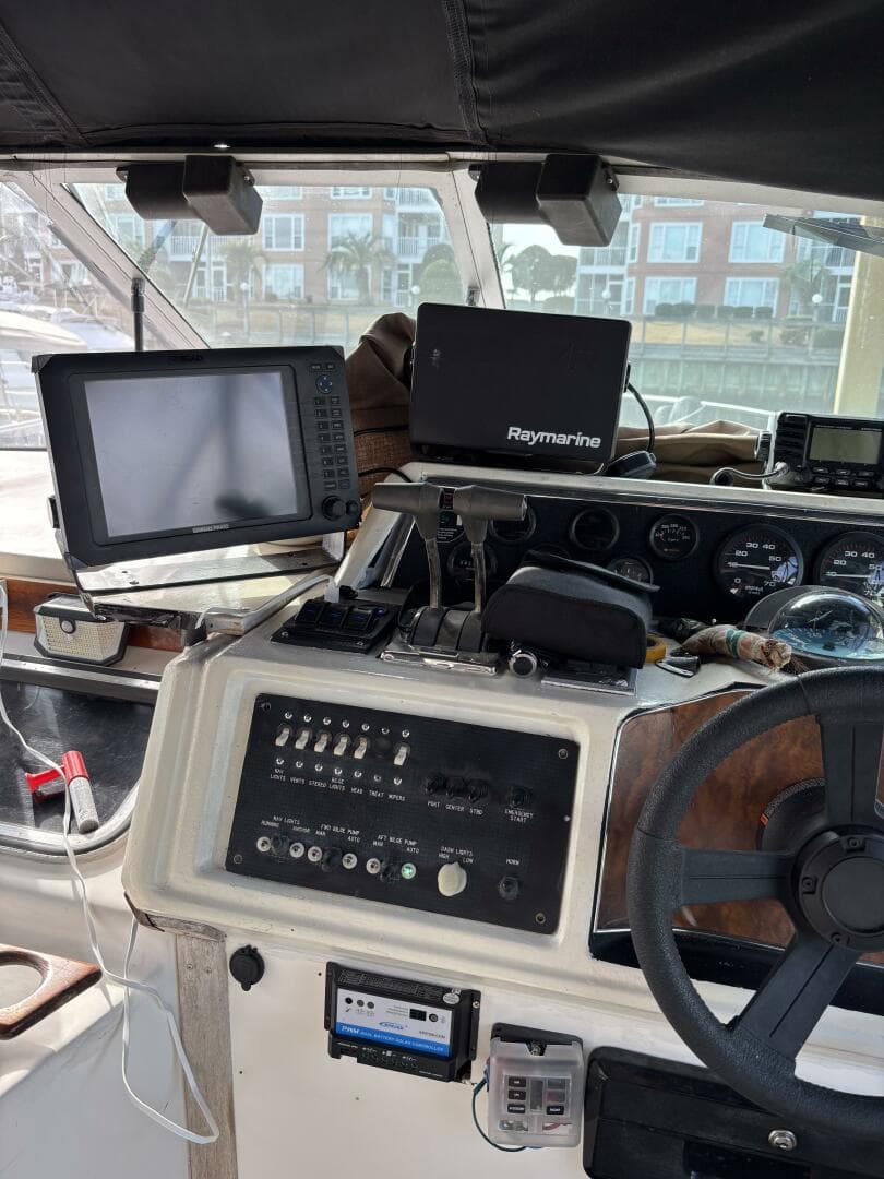 1989 Sea Ray 340 Sundancer — photo 18