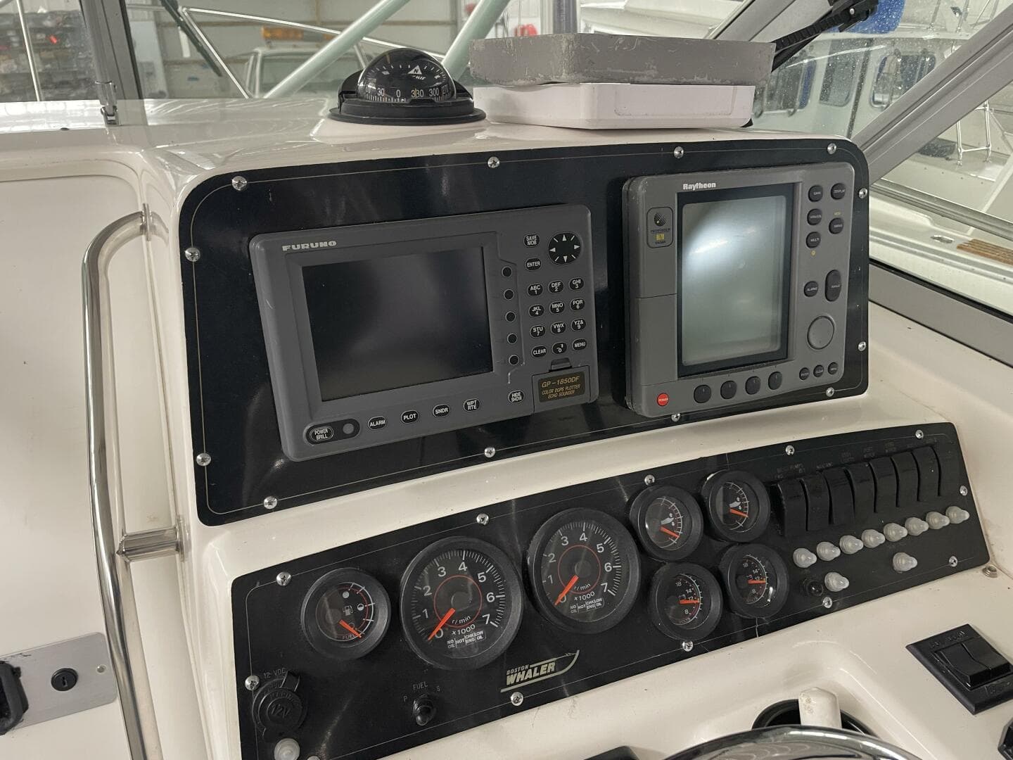 2000 Boston Whaler 280 Conquest — photo 10