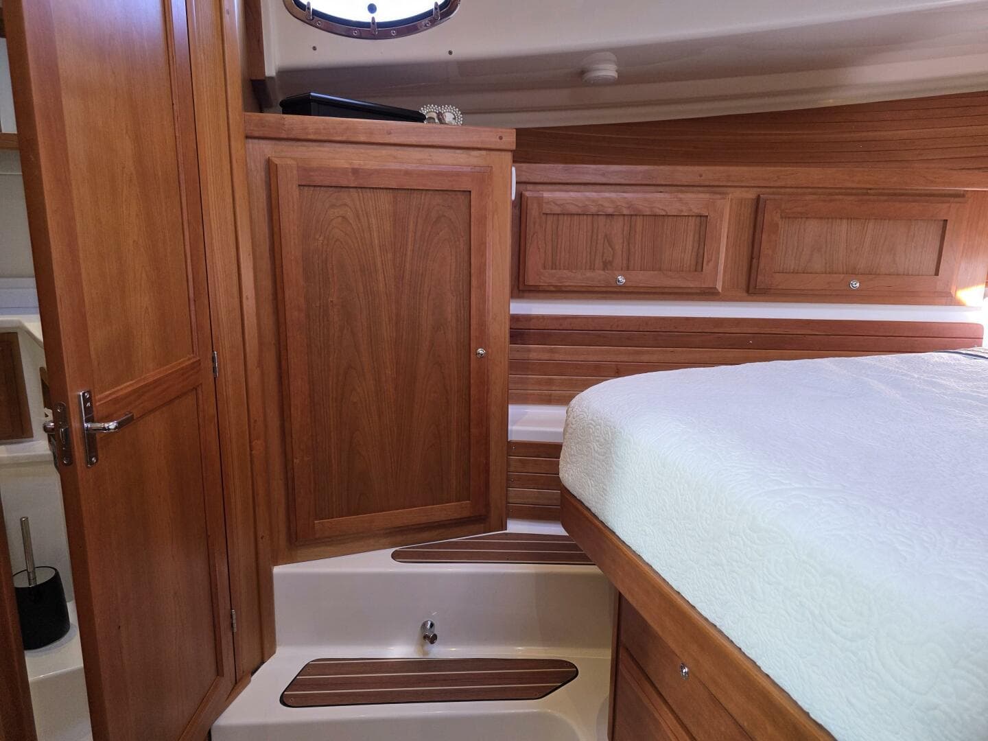 2022 Back Cove 372 — photo 20