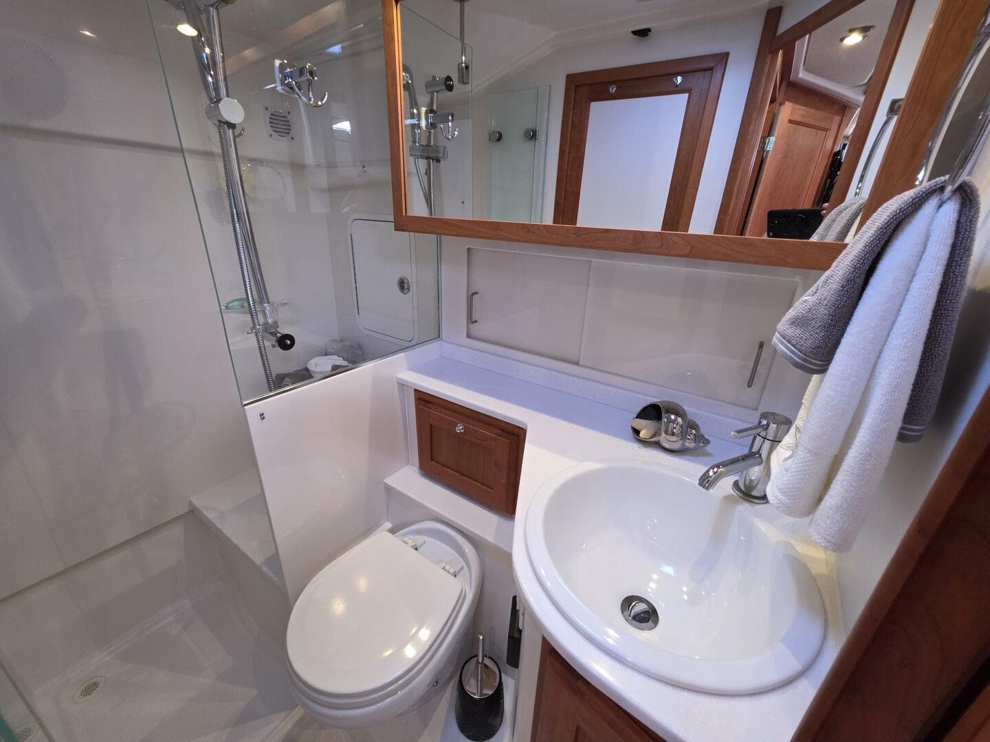 2022 Back Cove 372 — photo 25