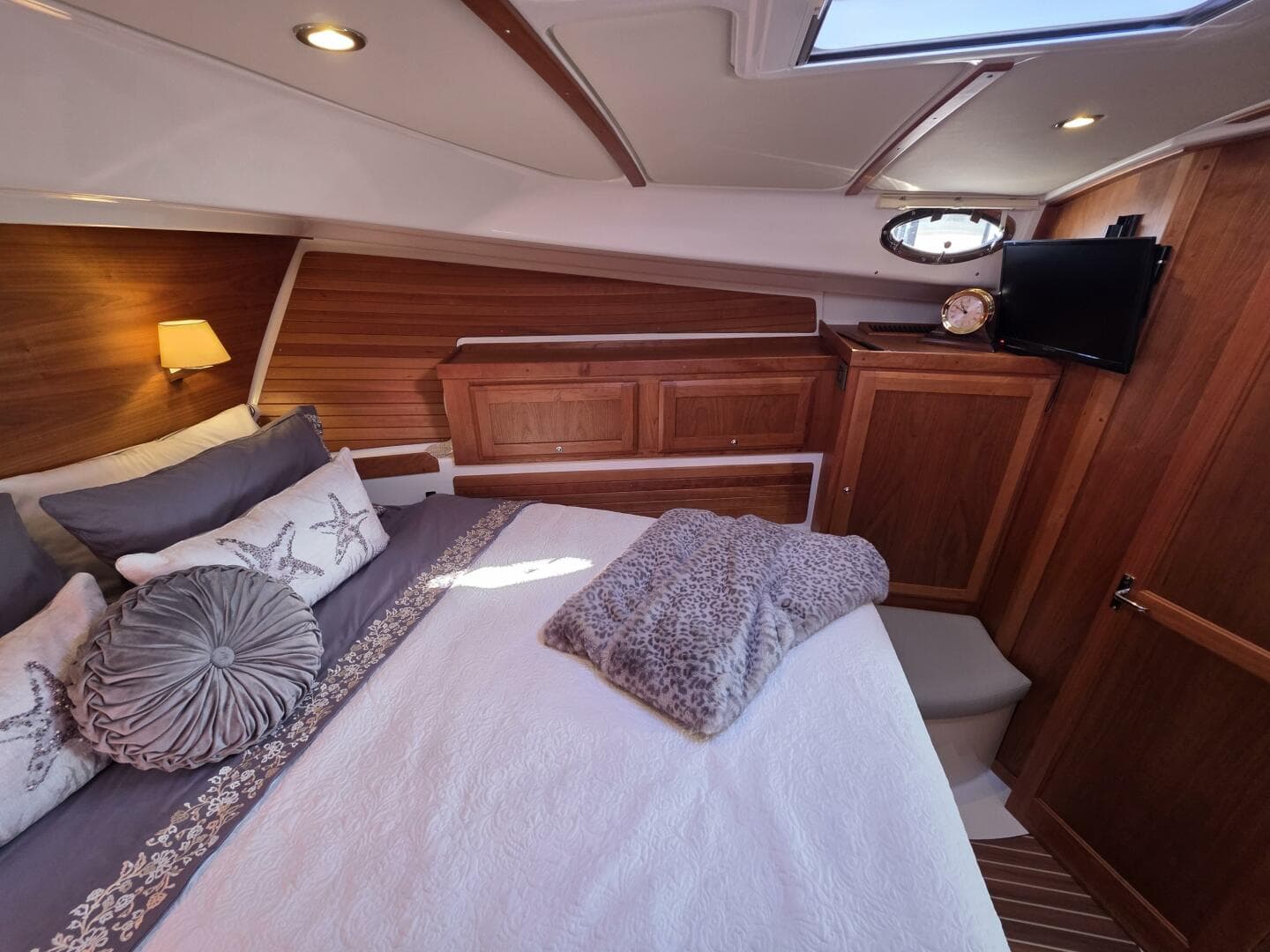 2022 Back Cove 372 — photo 19