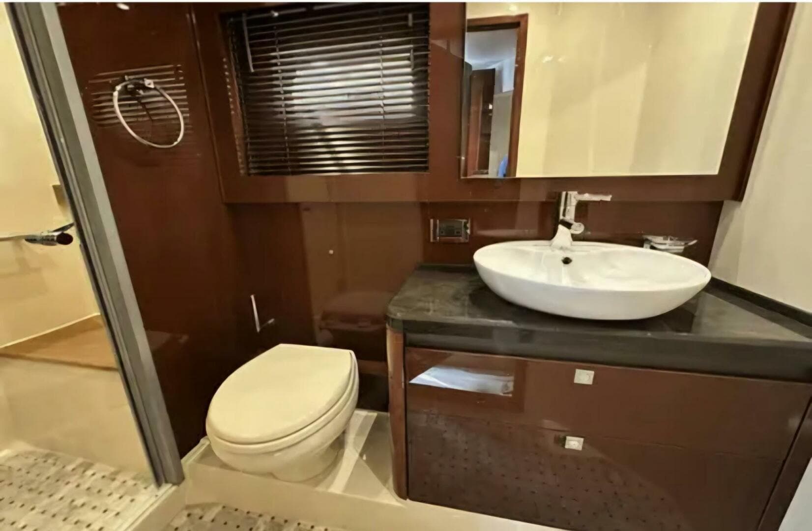 2017 Sea Ray 51 Flybridge — photo 12