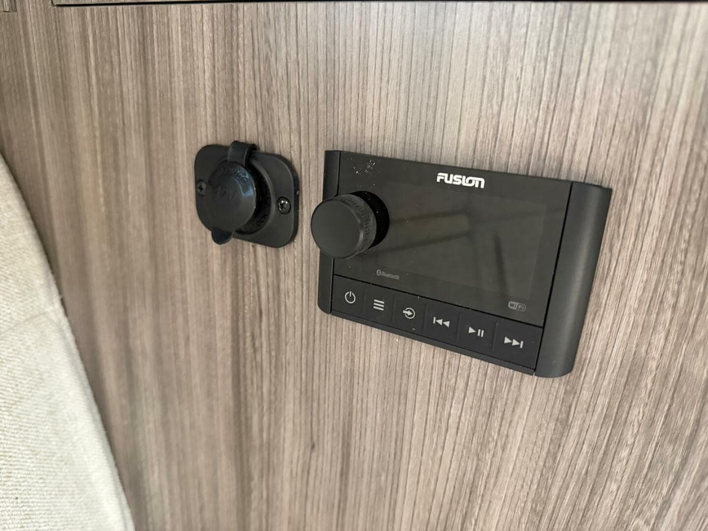 2023 Sea Ray 320 Outboard — photo 40