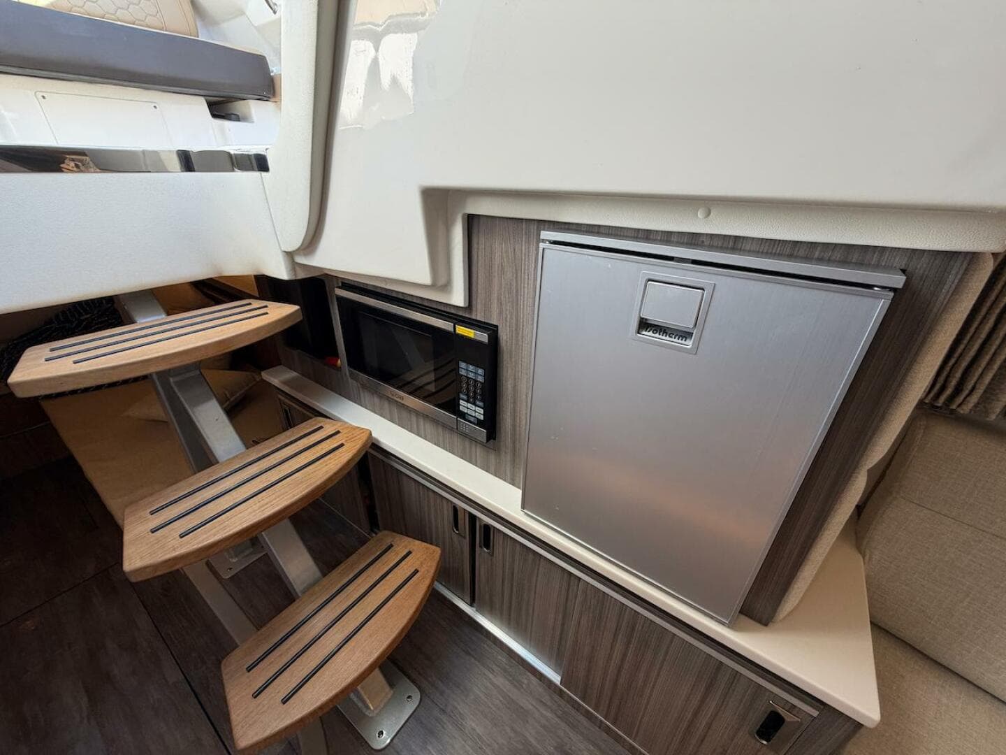 2023 Sea Ray 320 Outboard — photo 37