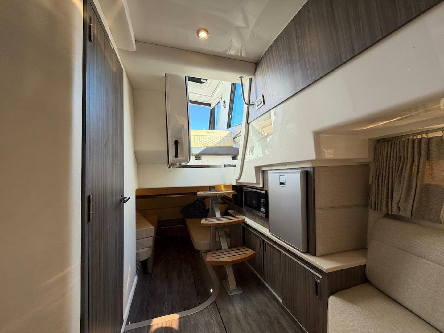 2023 Sea Ray 320 Outboard — photo 38