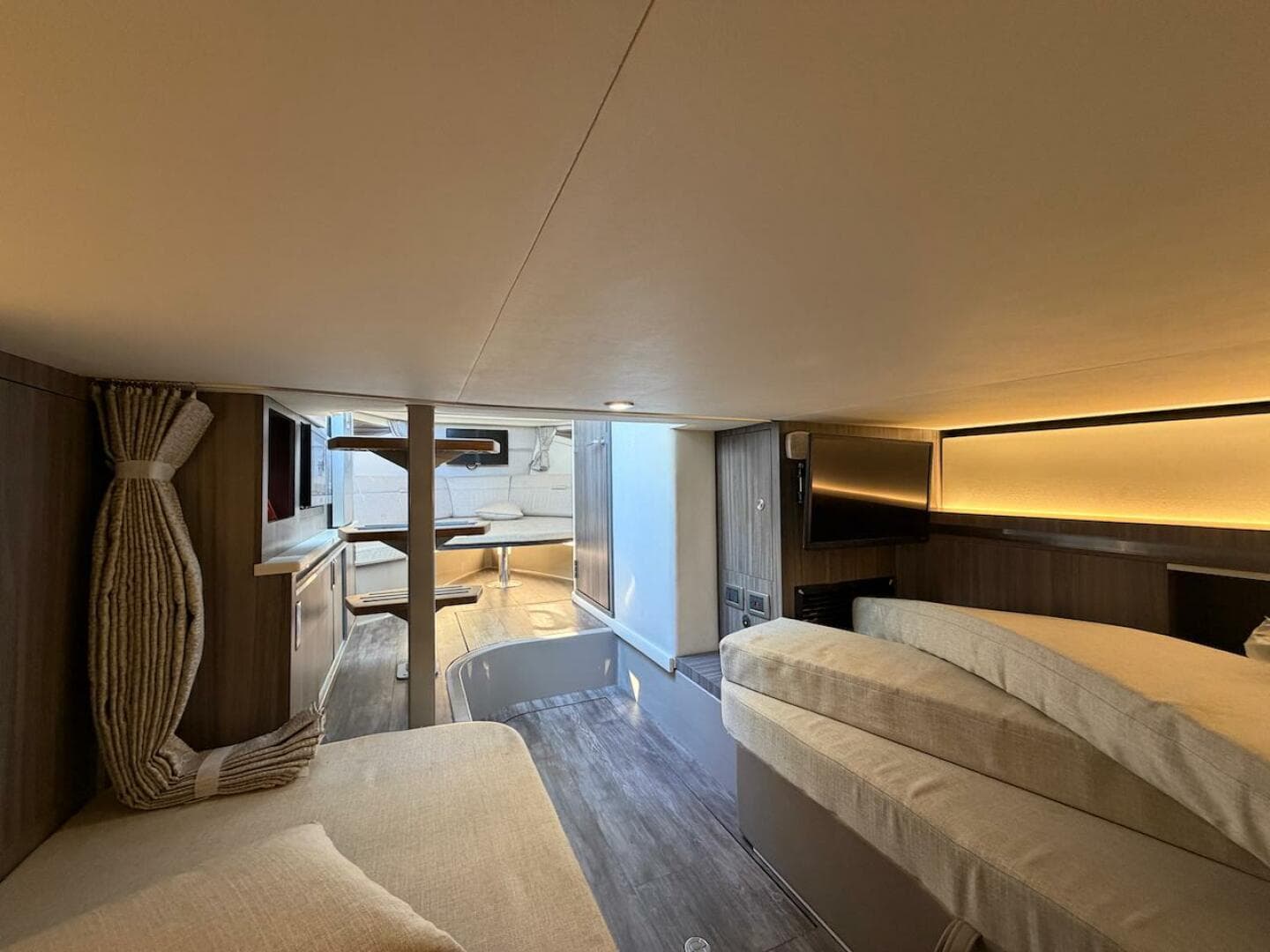 2023 Sea Ray 320 Outboard — photo 35