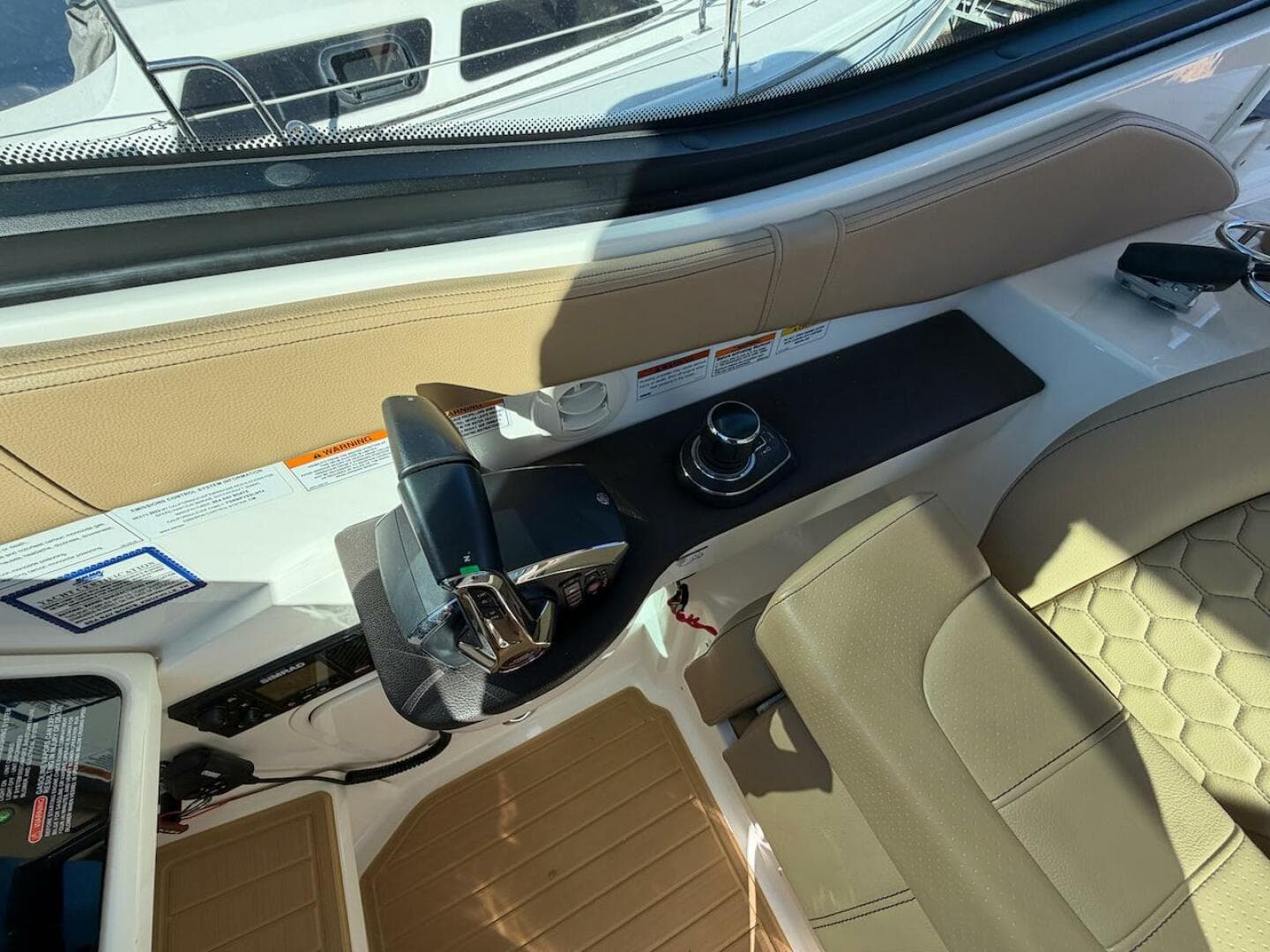2023 Sea Ray 320 Outboard — photo 33