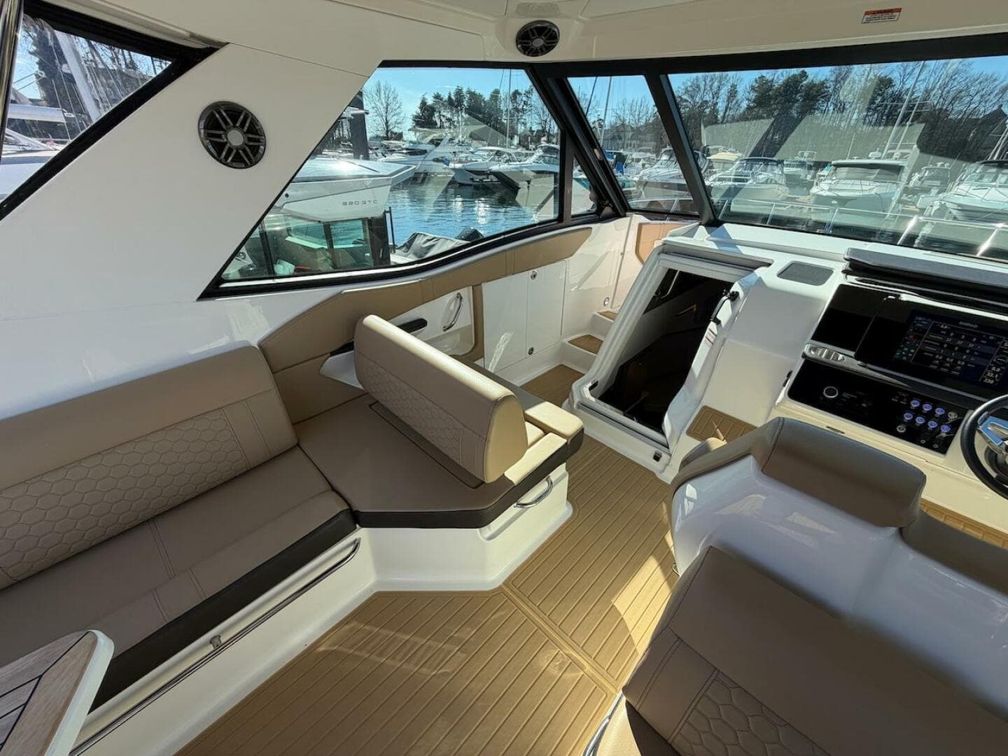 2023 Sea Ray 320 Outboard — photo 21