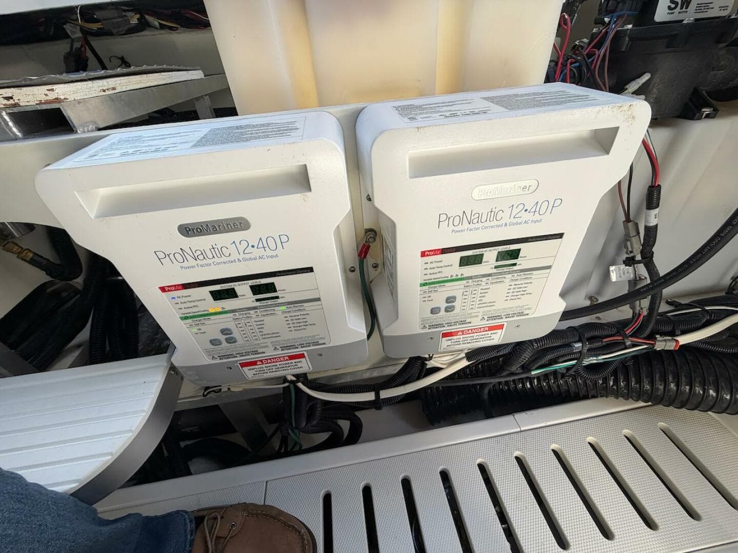 2023 Sea Ray 320 Outboard — photo 47