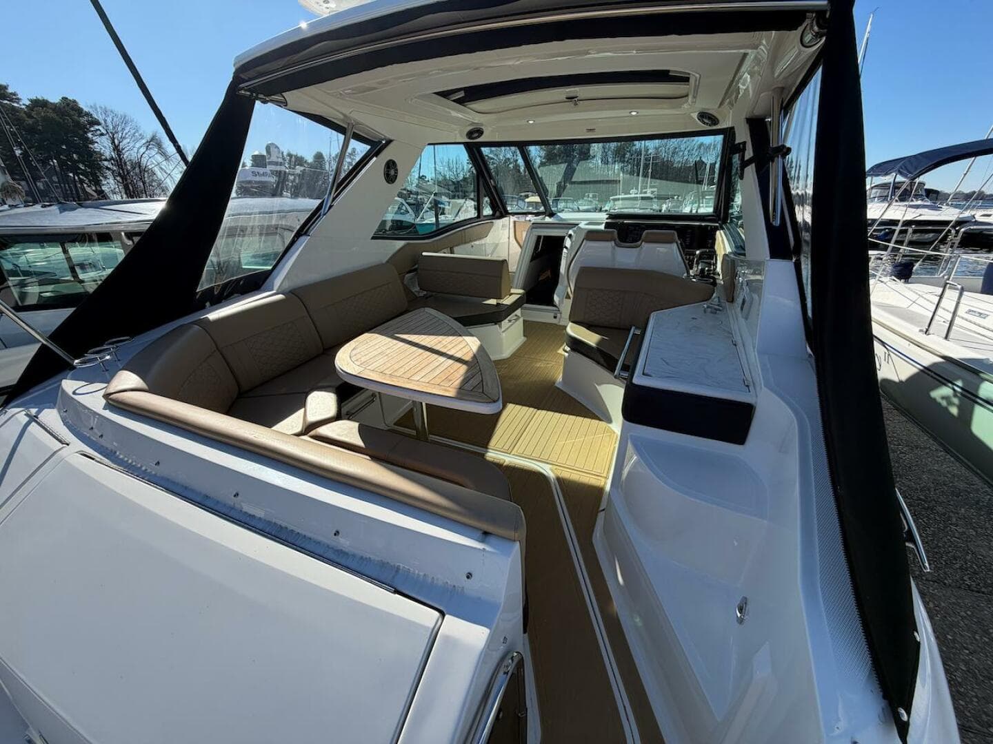 2023 Sea Ray 320 Outboard — photo 19