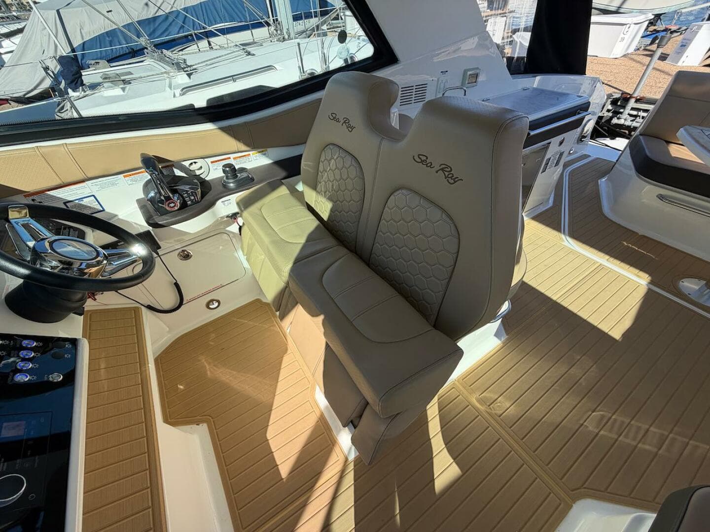 2023 Sea Ray 320 Outboard — photo 26