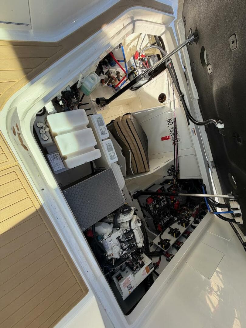 2023 Sea Ray 320 Outboard — photo 43