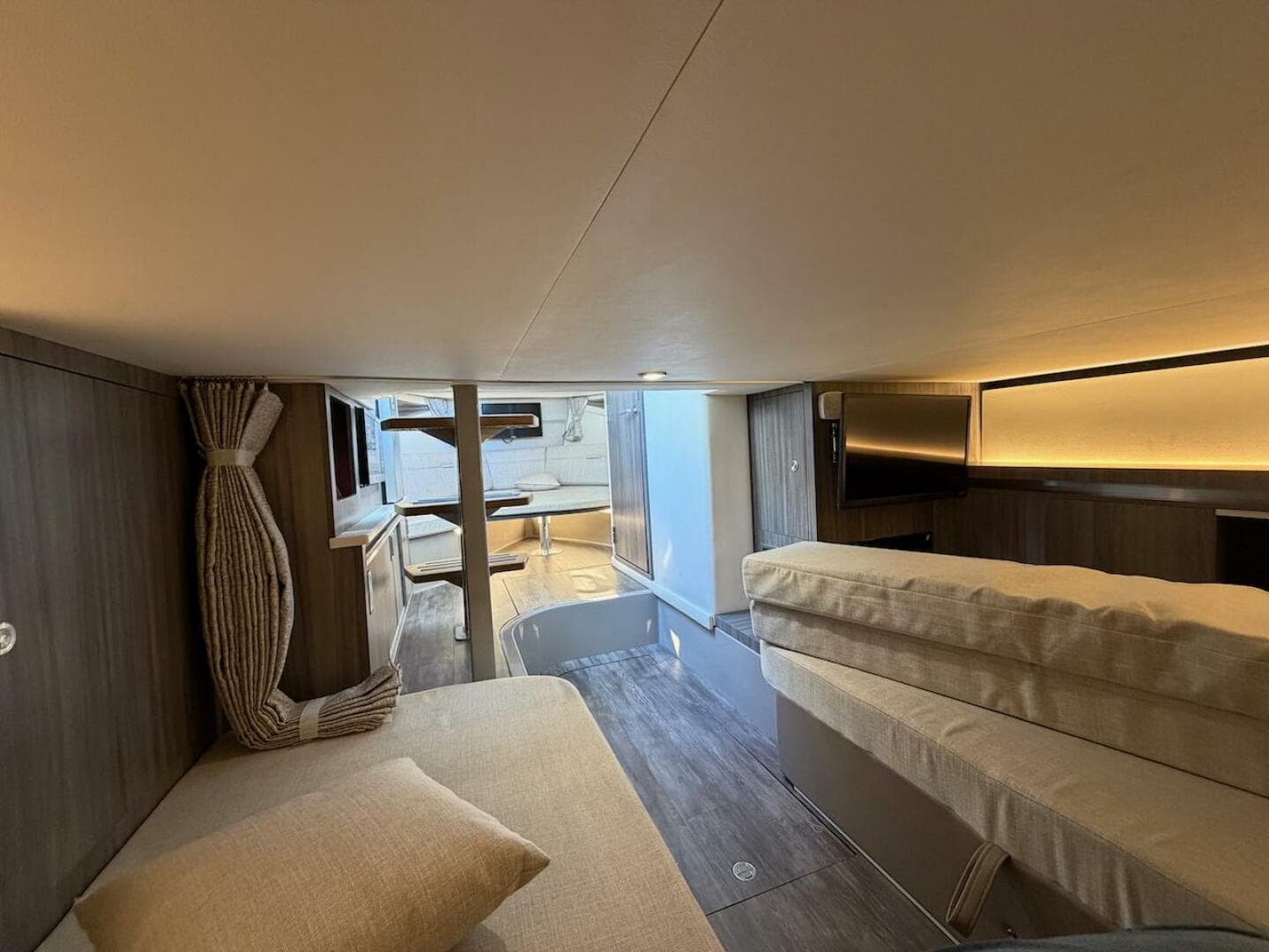 2023 Sea Ray 320 Outboard — photo 36