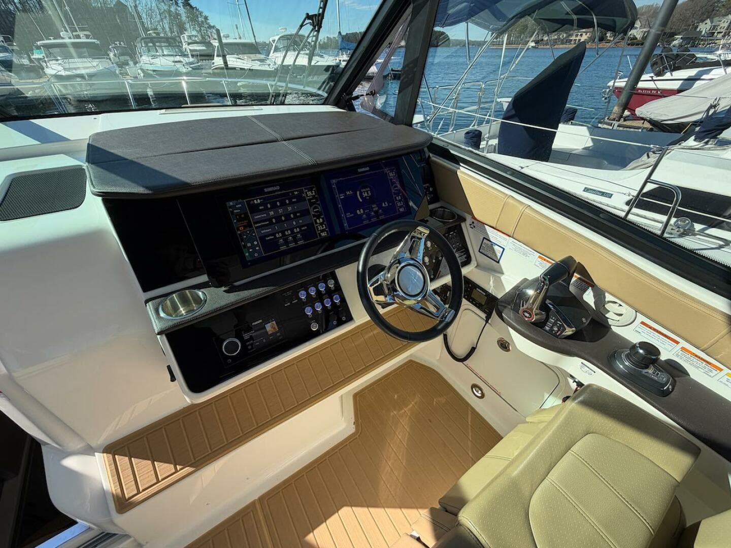 2023 Sea Ray 320 Outboard — photo 28