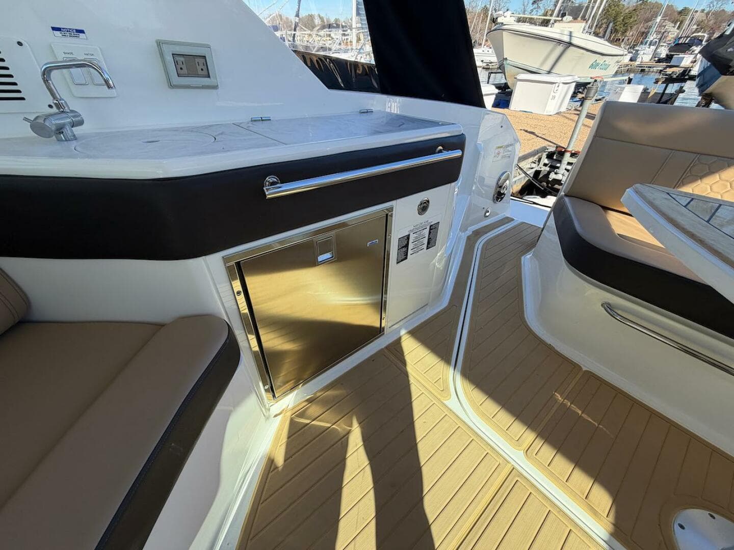 2023 Sea Ray 320 Outboard — photo 31